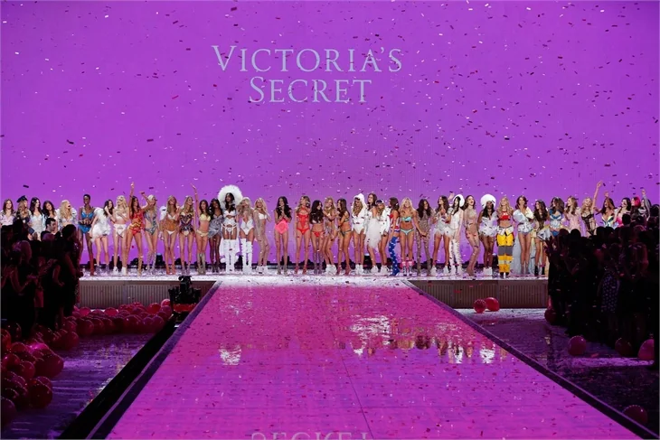Victoria's Secret defilesi nefes kesti!