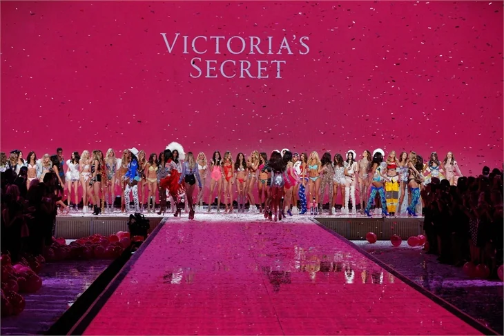 Victoria's Secret defilesi nefes kesti!