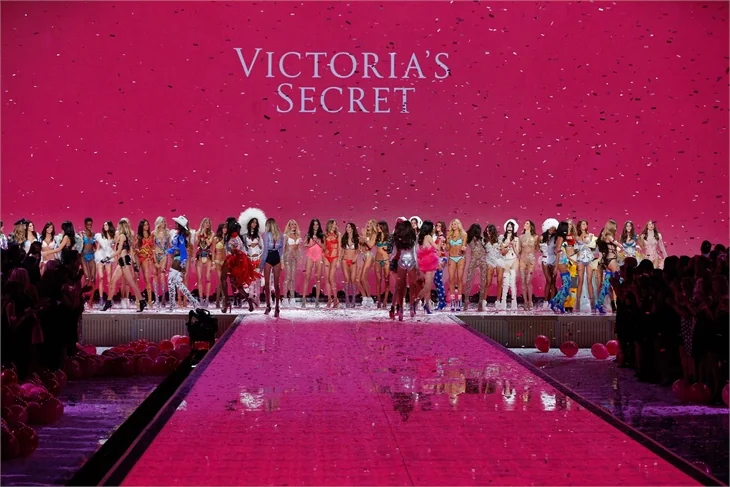 Victoria's Secret defilesi nefes kesti!