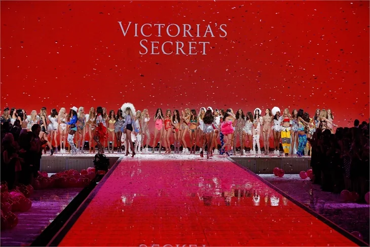 Victoria's Secret defilesi nefes kesti!