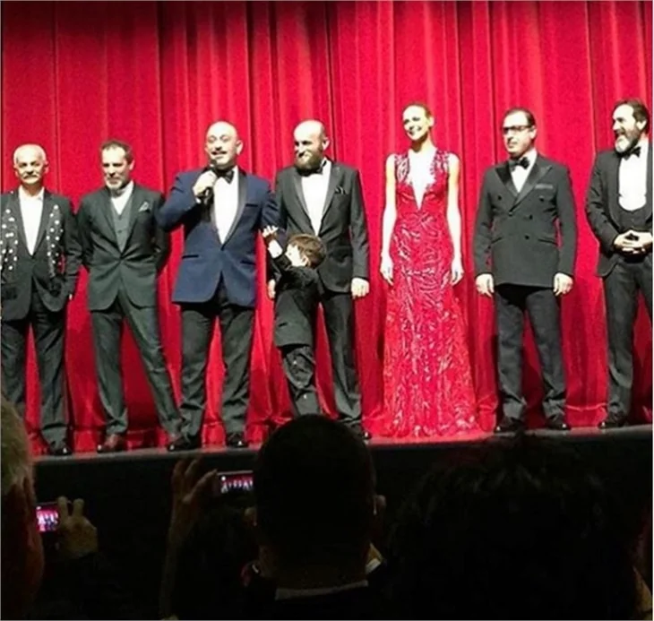 Cem Yılmaz, Ali Baba ve 7 Cüceler’in galasına oğlu Kemal ile geldi!