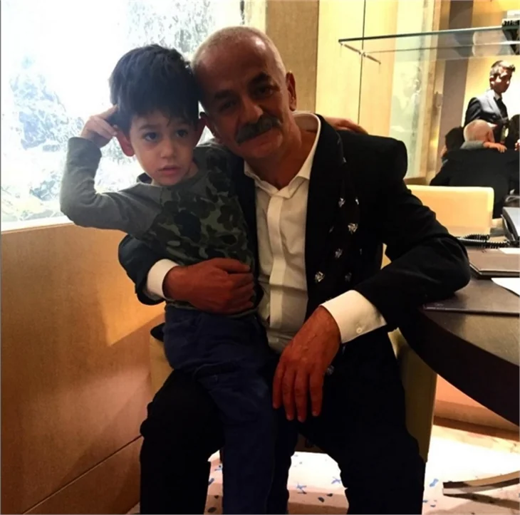 Cem Yılmaz, Ali Baba ve 7 Cüceler’in galasına oğlu Kemal ile geldi!