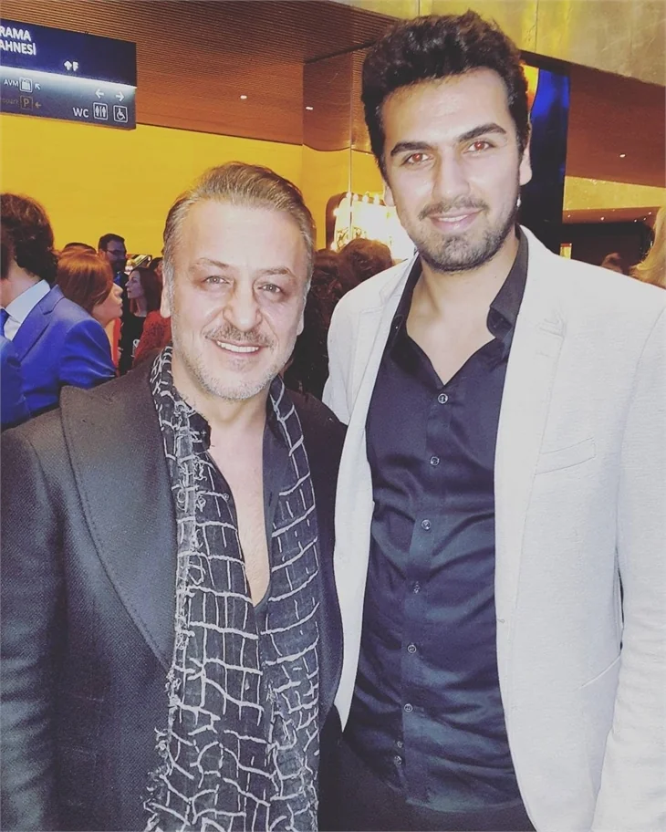 Cem Yılmaz, Ali Baba ve 7 Cüceler’in galasına oğlu Kemal ile geldi!