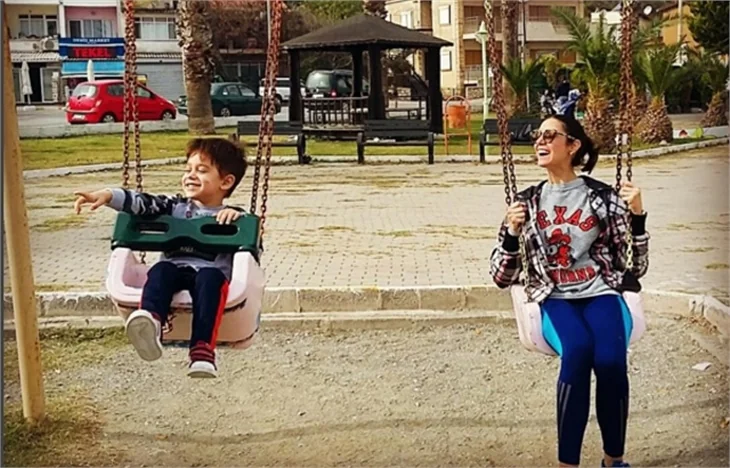 Ahu Yağtu ile oğlu Kemal'in salıncak keyfi!