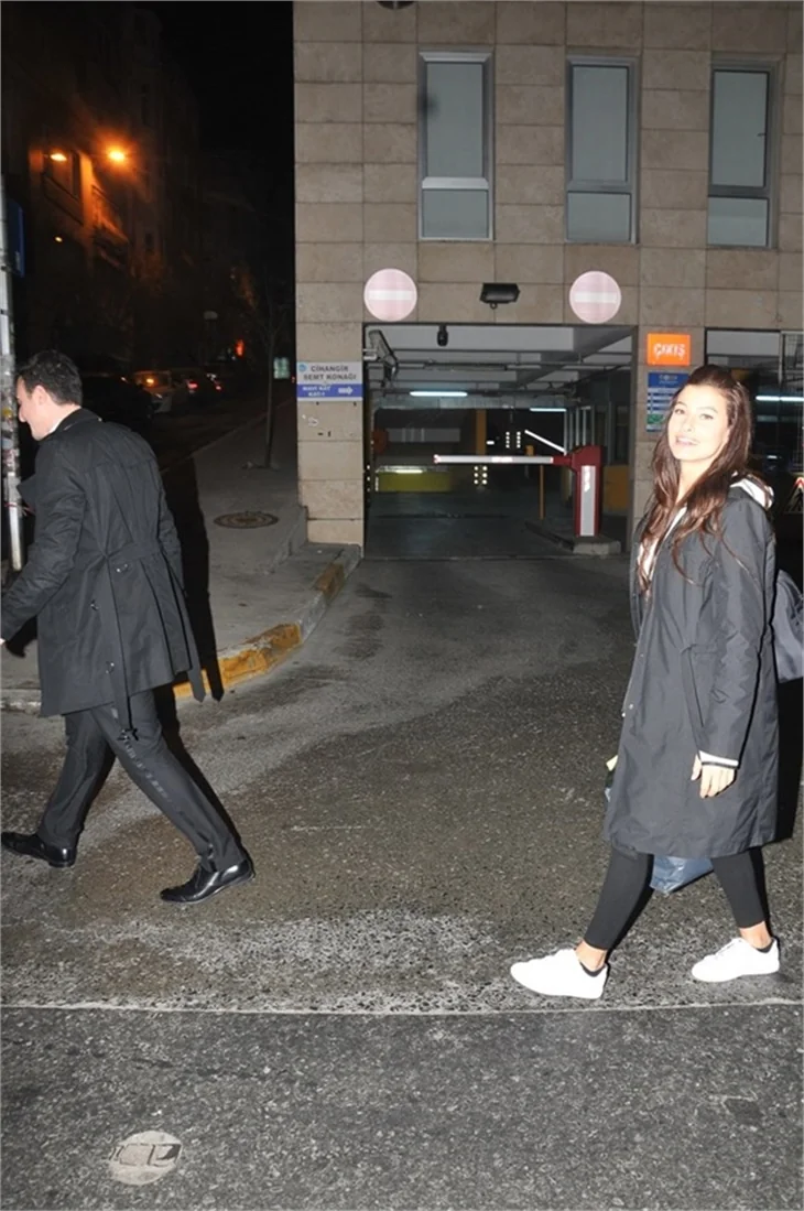Müjde Uzman sevgilisiyle yakalandı...