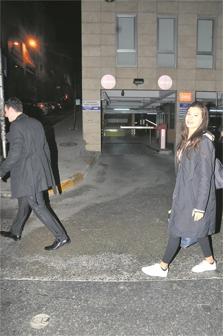 Müjde Uzman sevgilisiyle yakalandı...