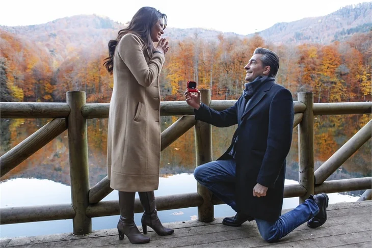 Paramparça yeni bölümde Cihan Gülseren'e evlenme teklifi ediyor