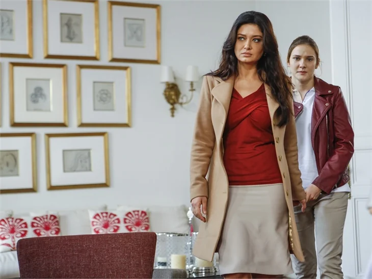 Paramparça yeni bölümde Cihan Gülseren'e evlenme teklifi ediyor