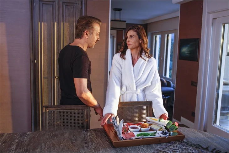 Paramparça yeni bölümde Cihan Gülseren'e evlenme teklifi ediyor