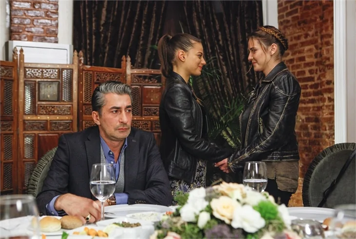 Paramparça yeni bölümde Cihan Gülseren'e evlenme teklifi ediyor