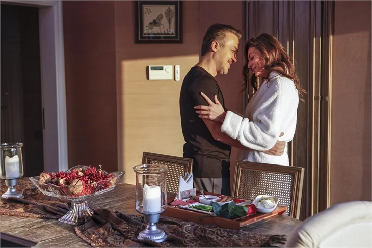 Paramparça yeni bölümde Cihan Gülseren'e evlenme teklifi ediyor