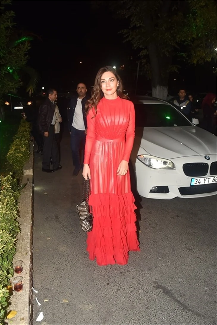 Bülent Emrah Parlak ve Burcu Gönder'in düğününde ünlüler geçidi