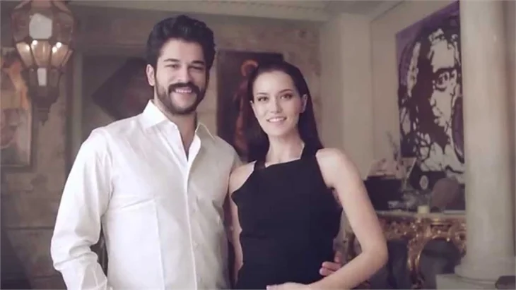 Burak Özçivit ve Fahriye Evcen'in aileleri sinemada buluştu
