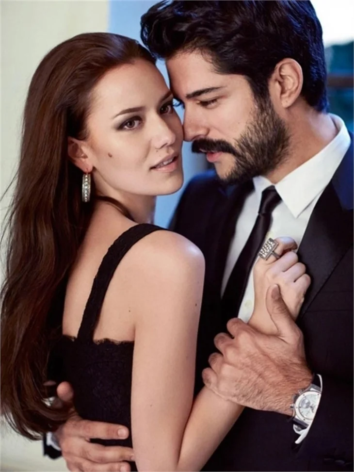 Burak Özçivit ve Fahriye Evcen'in aileleri sinemada buluştu