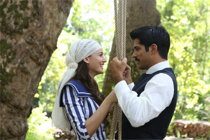 Burak Özçivit ve Fahriye Evcen'in aileleri sinemada buluştu