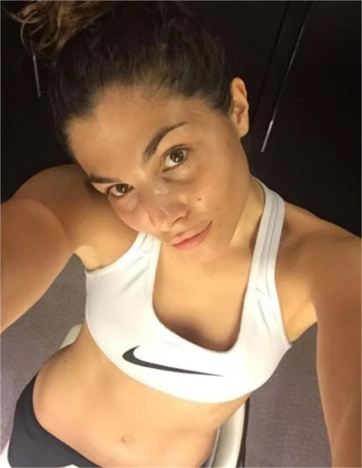 Stina Sanders instagram pozlarıyla olay oldu!