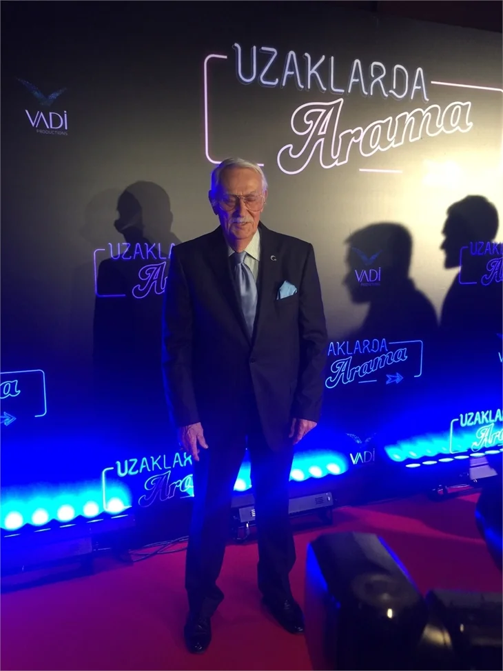 Türkan Şoray imzalı "Uzaklarda Arama" filminin galasında ünlüler geçidi
