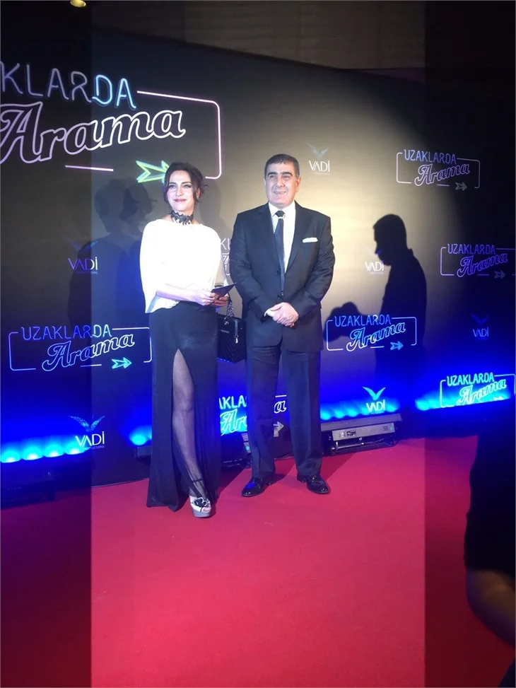 Türkan Şoray imzalı "Uzaklarda Arama" filminin galasında ünlüler geçidi
