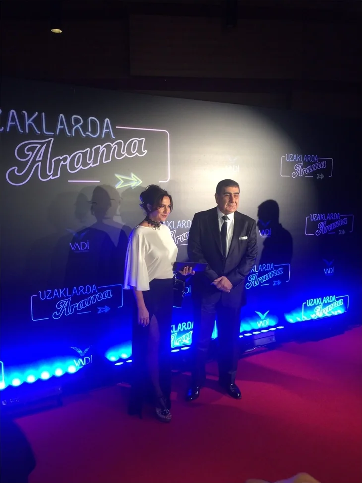 Türkan Şoray imzalı "Uzaklarda Arama" filminin galasında ünlüler geçidi