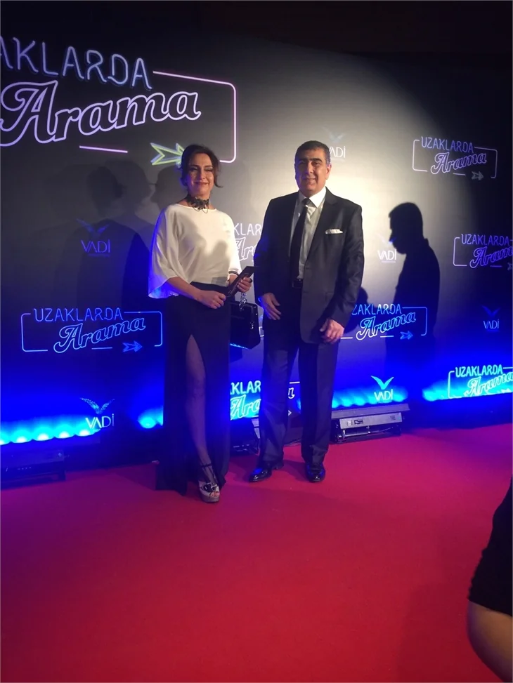 Türkan Şoray imzalı "Uzaklarda Arama" filminin galasında ünlüler geçidi