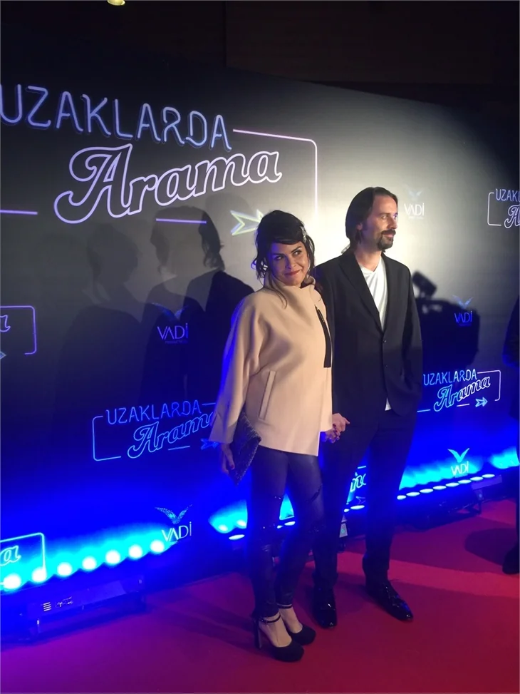 Türkan Şoray imzalı "Uzaklarda Arama" filminin galasında ünlüler geçidi