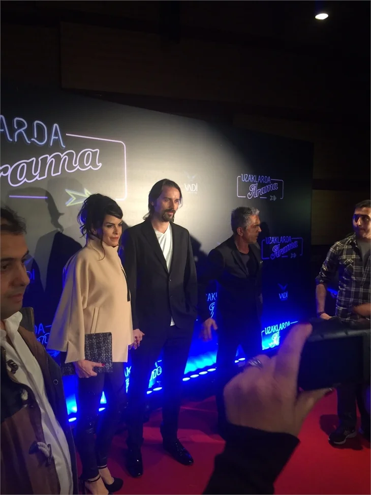 Türkan Şoray imzalı "Uzaklarda Arama" filminin galasında ünlüler geçidi
