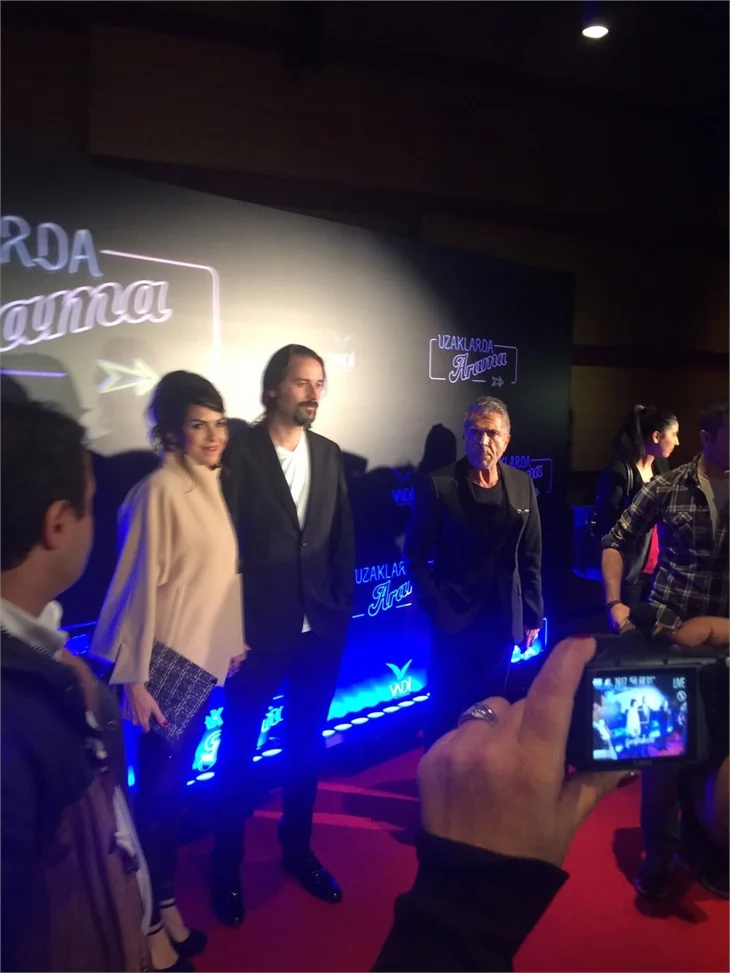 Türkan Şoray imzalı "Uzaklarda Arama" filminin galasında ünlüler geçidi