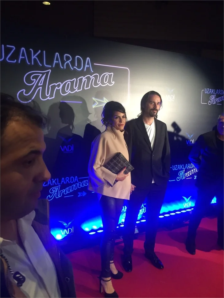Türkan Şoray imzalı "Uzaklarda Arama" filminin galasında ünlüler geçidi