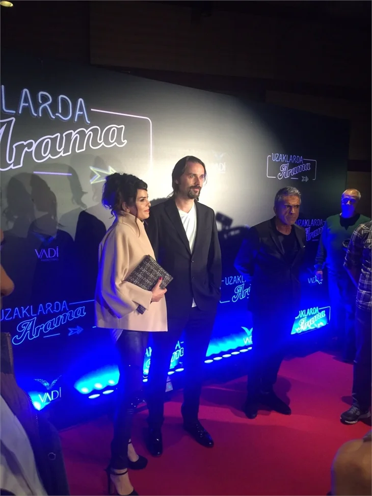 Türkan Şoray imzalı "Uzaklarda Arama" filminin galasında ünlüler geçidi