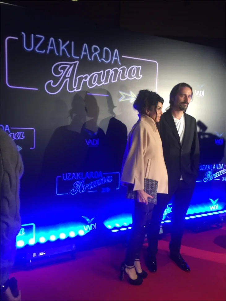 Türkan Şoray imzalı "Uzaklarda Arama" filminin galasında ünlüler geçidi