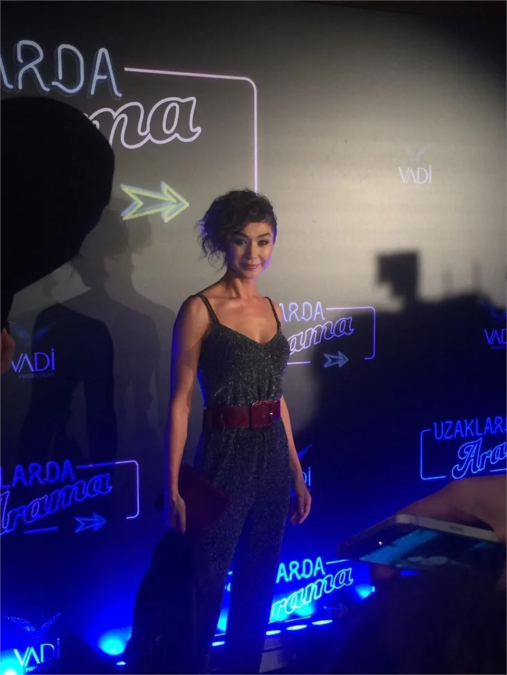 Türkan Şoray imzalı "Uzaklarda Arama" filminin galasında ünlüler geçidi