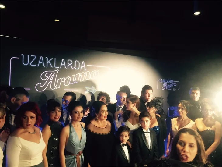Türkan Şoray imzalı "Uzaklarda Arama" filminin galasında ünlüler geçidi