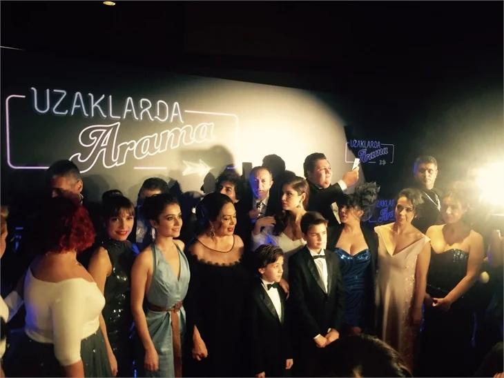 Türkan Şoray imzalı "Uzaklarda Arama" filminin galasında ünlüler geçidi
