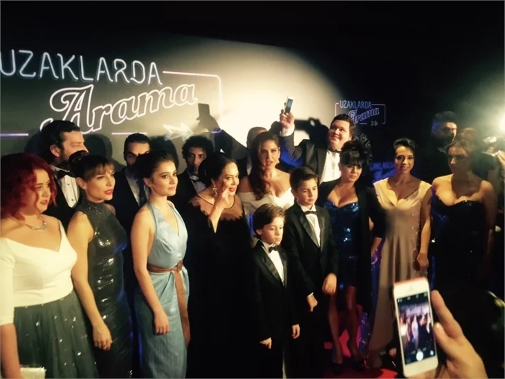 Türkan Şoray imzalı "Uzaklarda Arama" filminin galasında ünlüler geçidi