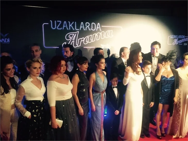 Türkan Şoray imzalı "Uzaklarda Arama" filminin galasında ünlüler geçidi