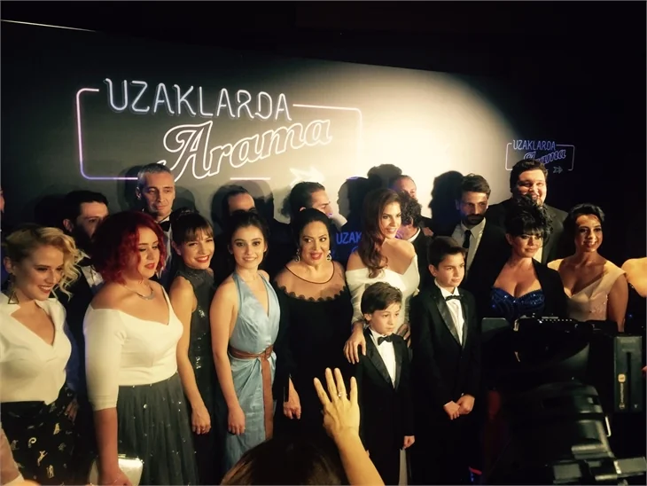 Türkan Şoray imzalı "Uzaklarda Arama" filminin galasında ünlüler geçidi