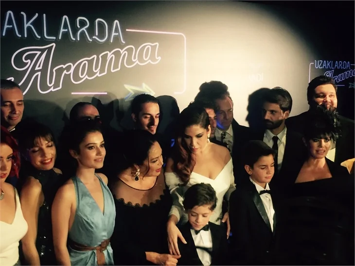 Türkan Şoray imzalı "Uzaklarda Arama" filminin galasında ünlüler geçidi