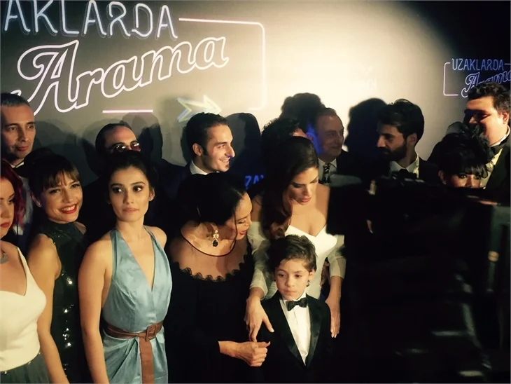 Türkan Şoray imzalı "Uzaklarda Arama" filminin galasında ünlüler geçidi