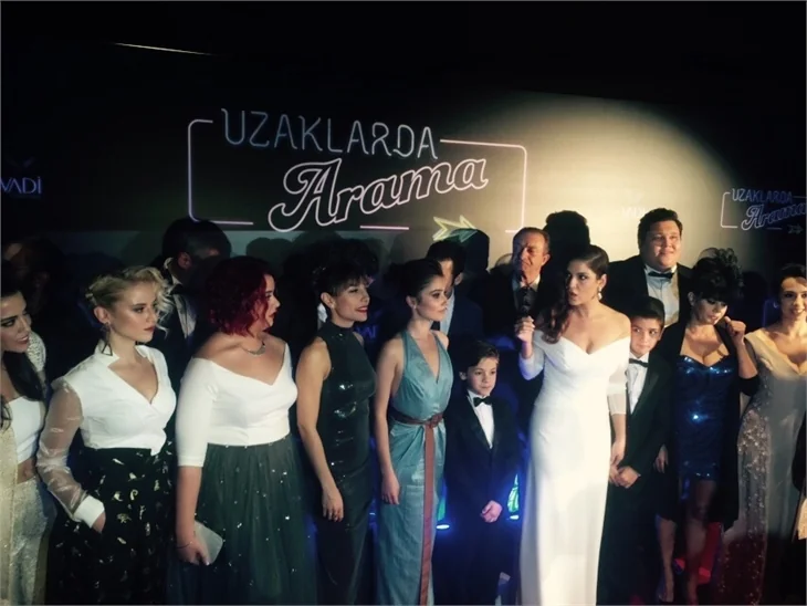 Türkan Şoray imzalı "Uzaklarda Arama" filminin galasında ünlüler geçidi