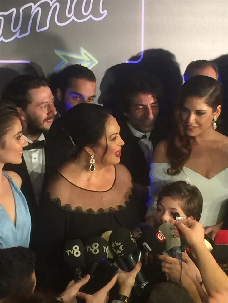 Türkan Şoray imzalı "Uzaklarda Arama" filminin galasında ünlüler geçidi