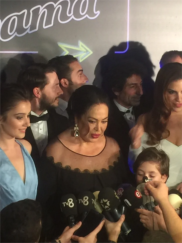 Türkan Şoray imzalı "Uzaklarda Arama" filminin galasında ünlüler geçidi