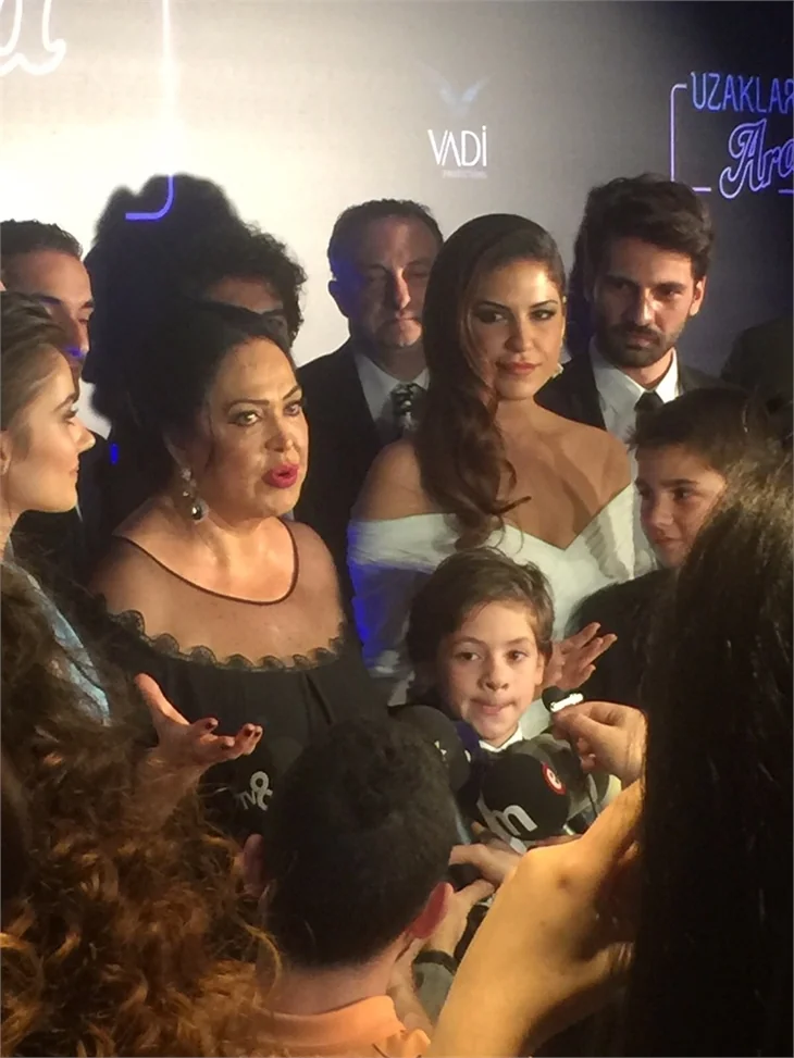 Türkan Şoray imzalı "Uzaklarda Arama" filminin galasında ünlüler geçidi
