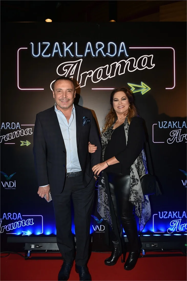 Türkan Şoray imzalı "Uzaklarda Arama" filminin galasında ünlüler geçidi