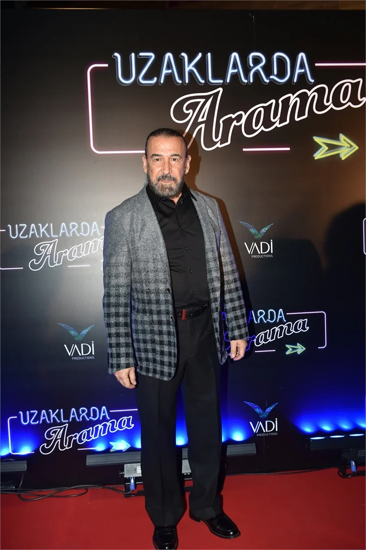 Türkan Şoray imzalı "Uzaklarda Arama" filminin galasında ünlüler geçidi
