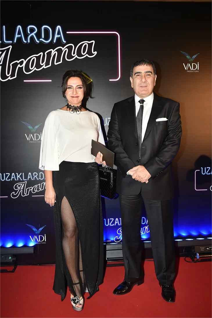 Türkan Şoray imzalı "Uzaklarda Arama" filminin galasında ünlüler geçidi