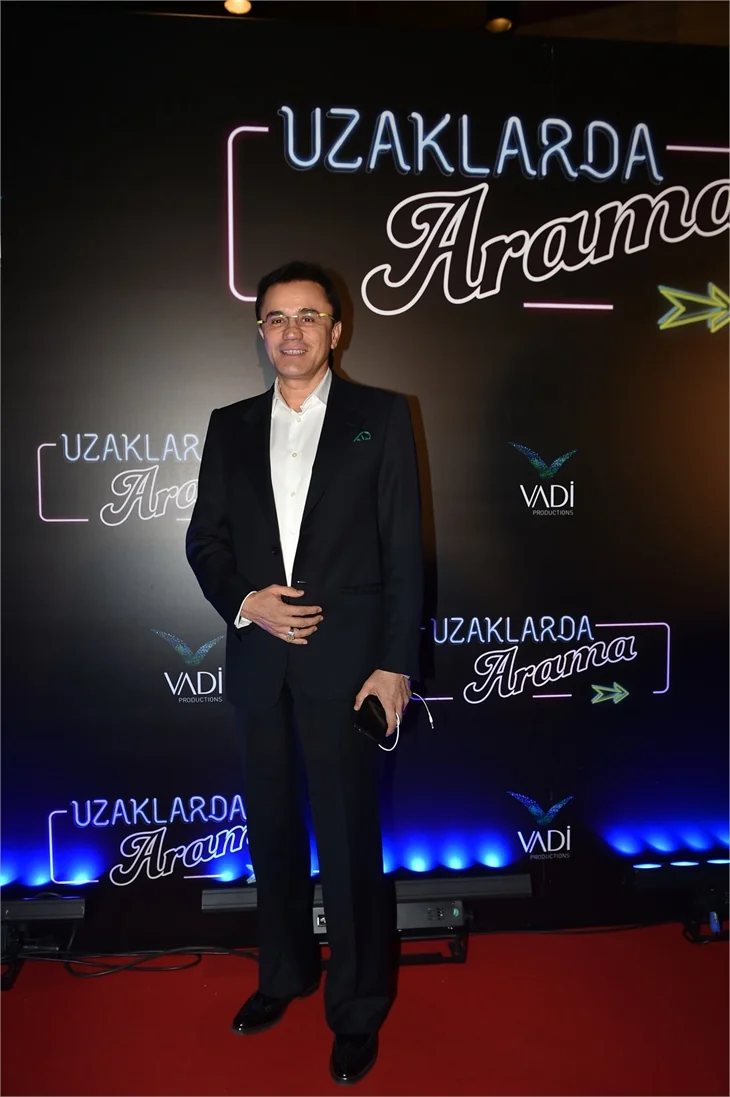 Türkan Şoray imzalı "Uzaklarda Arama" filminin galasında ünlüler geçidi