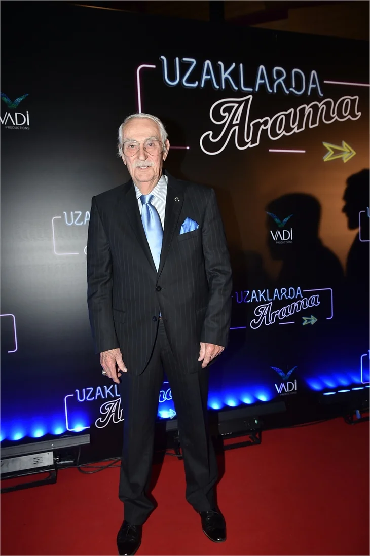 Türkan Şoray imzalı "Uzaklarda Arama" filminin galasında ünlüler geçidi