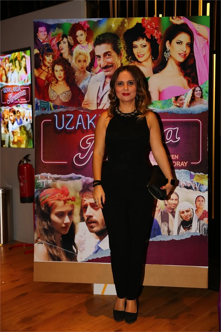 Türkan Şoray imzalı "Uzaklarda Arama" filminin galasında ünlüler geçidi