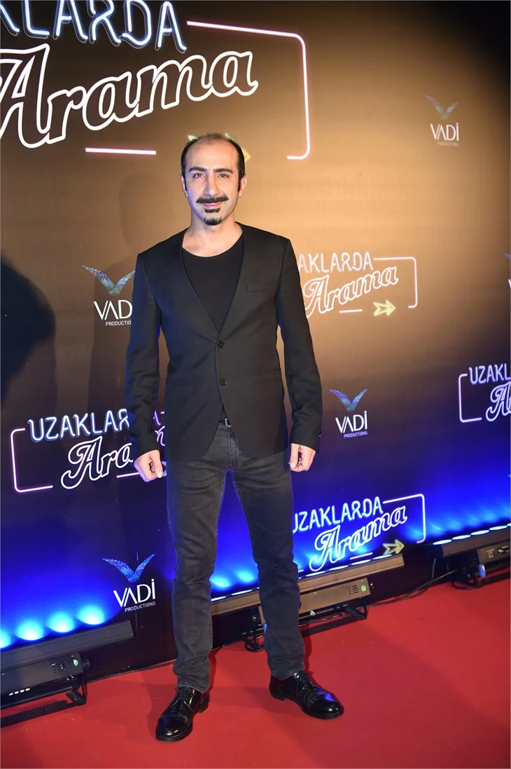 Türkan Şoray imzalı "Uzaklarda Arama" filminin galasında ünlüler geçidi