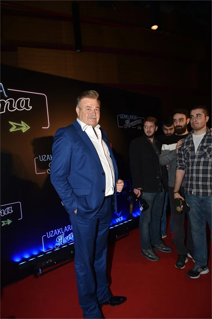 Türkan Şoray imzalı "Uzaklarda Arama" filminin galasında ünlüler geçidi